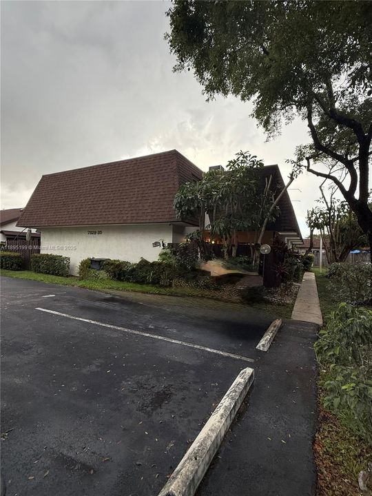 合同活跃: $300,000 (3 贝兹, 2 浴室, 1422 平方英尺)