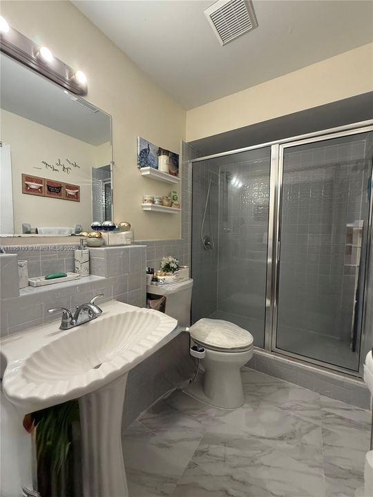 合同活跃: $300,000 (3 贝兹, 2 浴室, 1422 平方英尺)