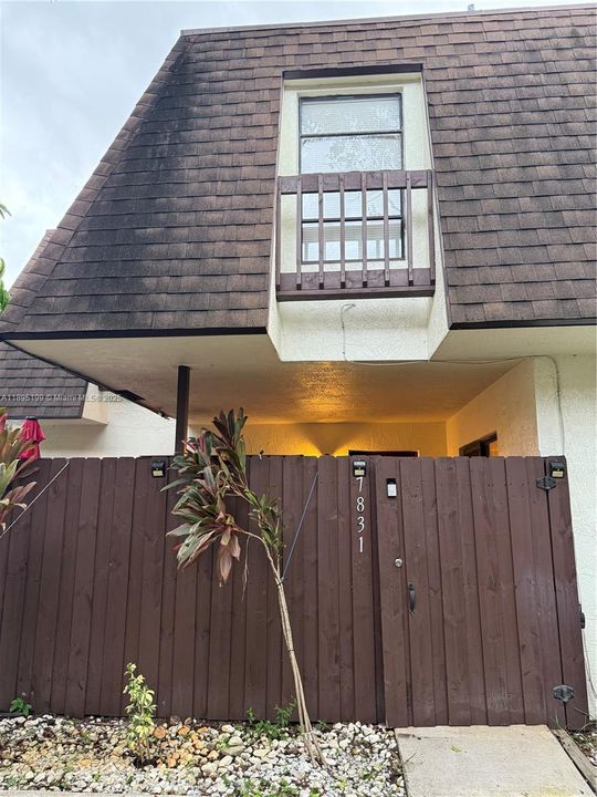 合同活跃: $300,000 (3 贝兹, 2 浴室, 1422 平方英尺)