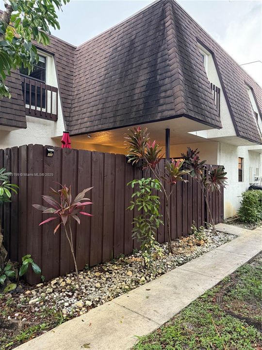 合同活跃: $300,000 (3 贝兹, 2 浴室, 1422 平方英尺)