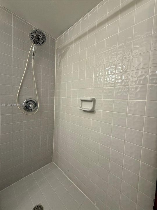 合同活跃: $300,000 (3 贝兹, 2 浴室, 1422 平方英尺)