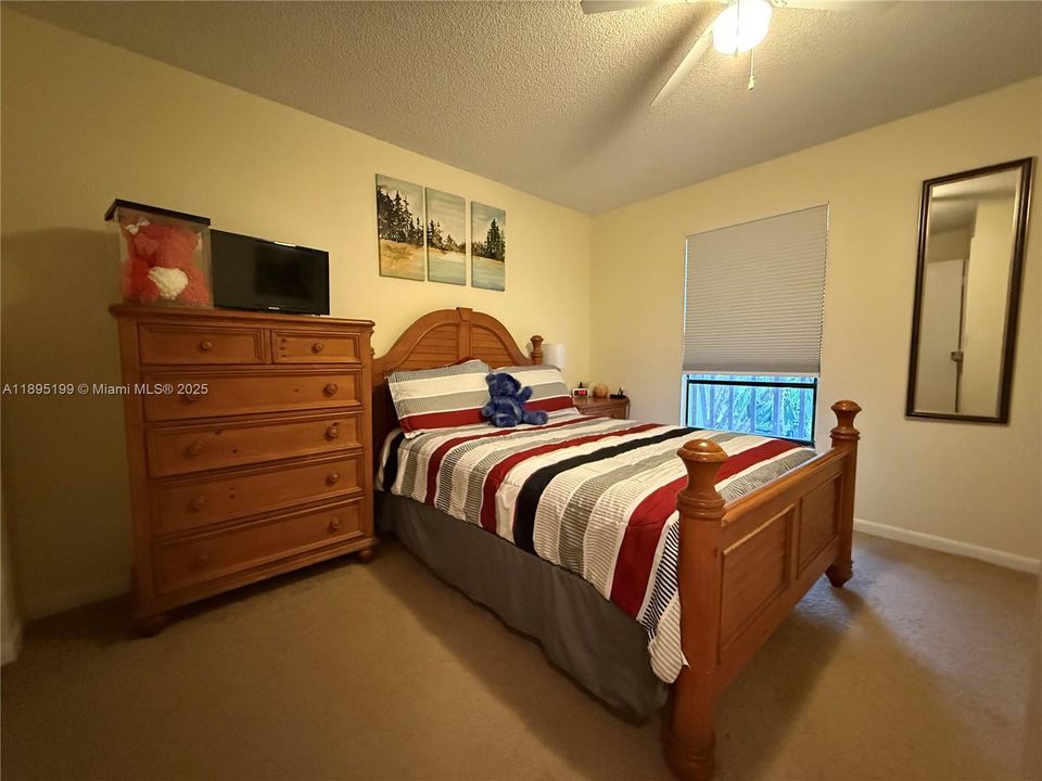 合同活跃: $300,000 (3 贝兹, 2 浴室, 1422 平方英尺)