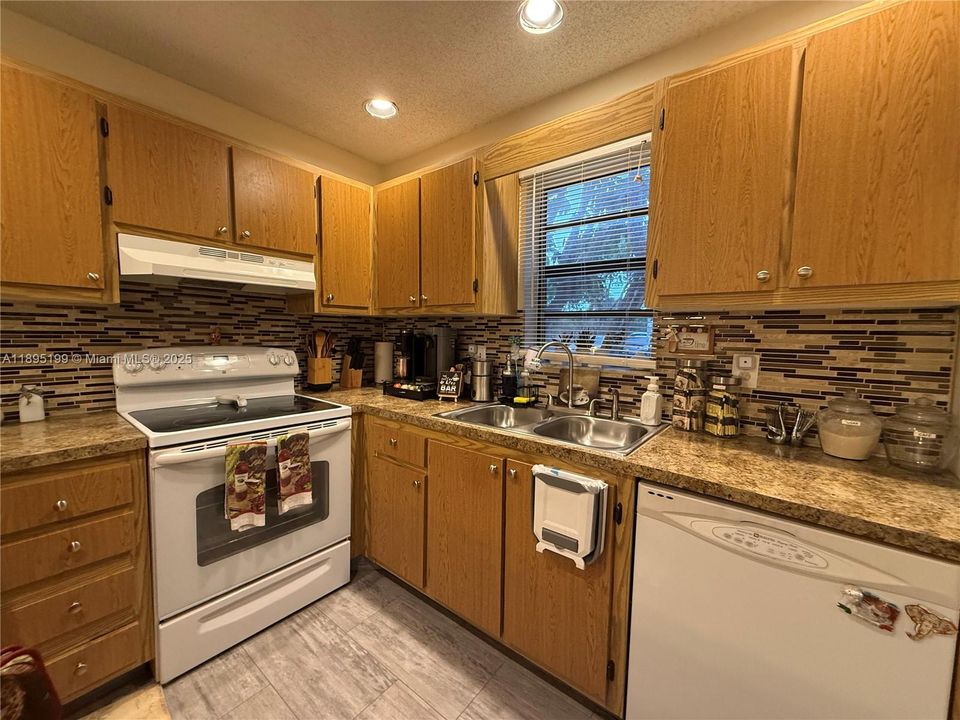 合同活跃: $300,000 (3 贝兹, 2 浴室, 1422 平方英尺)