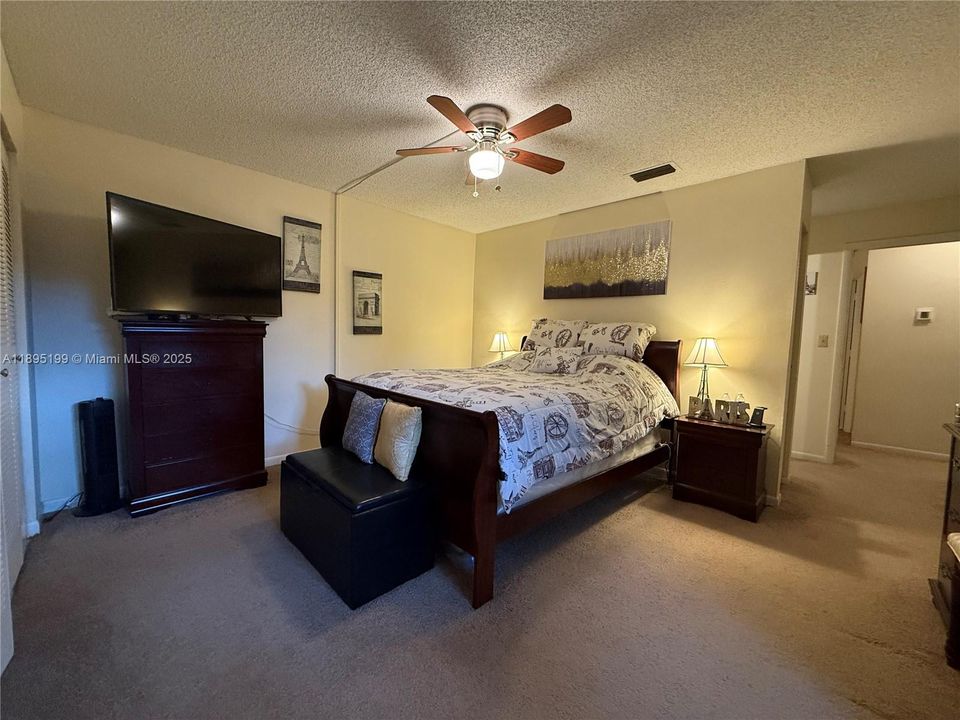 合同活跃: $300,000 (3 贝兹, 2 浴室, 1422 平方英尺)