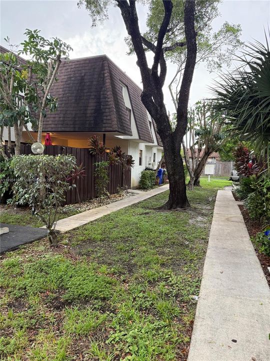 合同活跃: $300,000 (3 贝兹, 2 浴室, 1422 平方英尺)