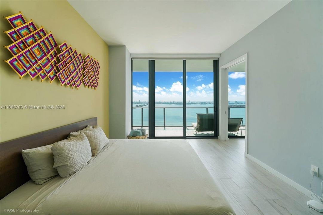 For Sale: $919,900 (2 beds, 2 baths, 1057 Square Feet)