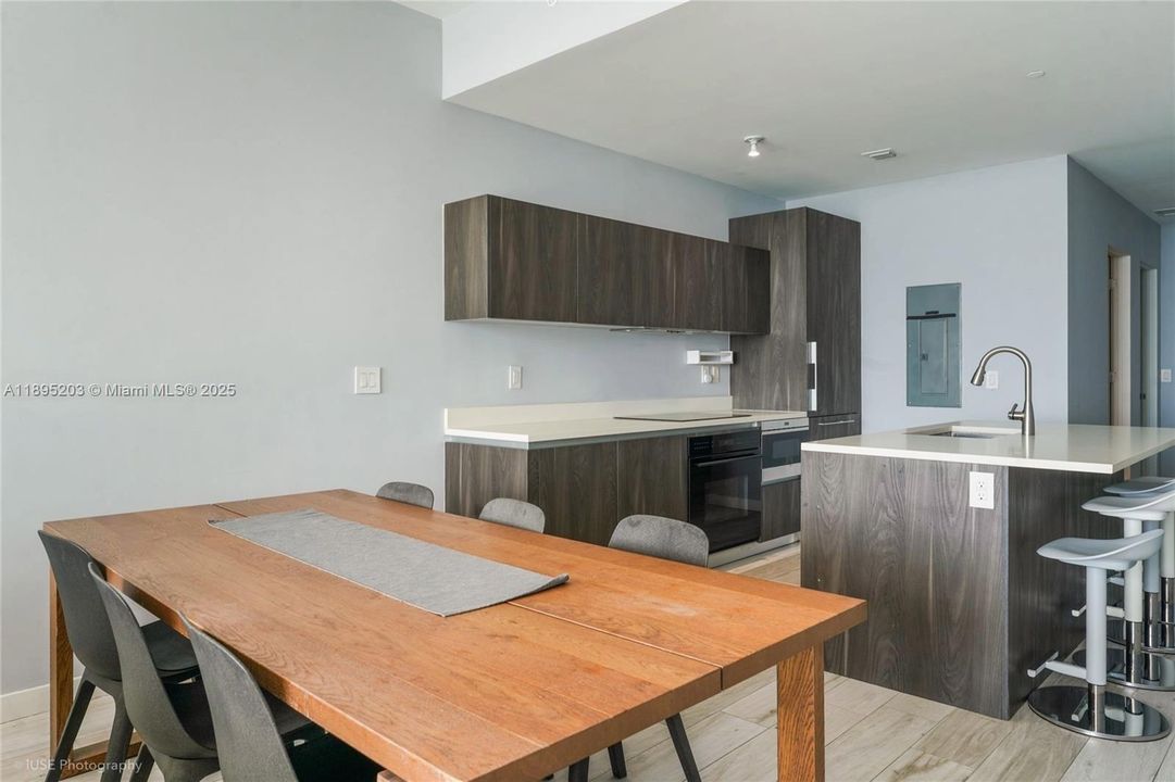 For Sale: $919,900 (2 beds, 2 baths, 1057 Square Feet)