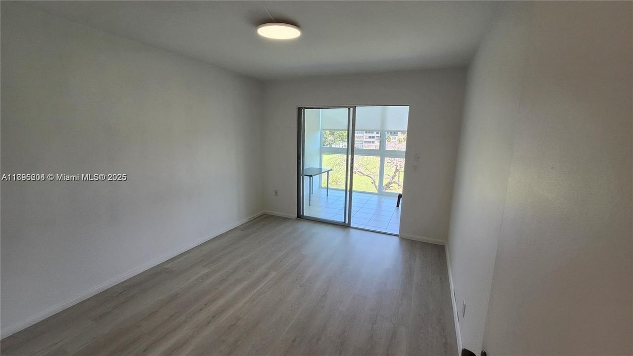 合同活跃: $158,500 (2 贝兹, 2 浴室, 1000 平方英尺)