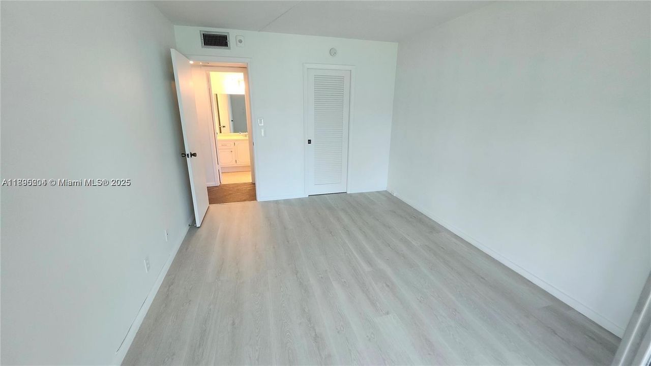 合同活跃: $158,500 (2 贝兹, 2 浴室, 1000 平方英尺)