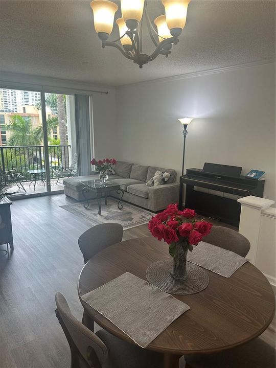 For Sale: $349,000 (1 beds, 1 baths, 673 Square Feet)