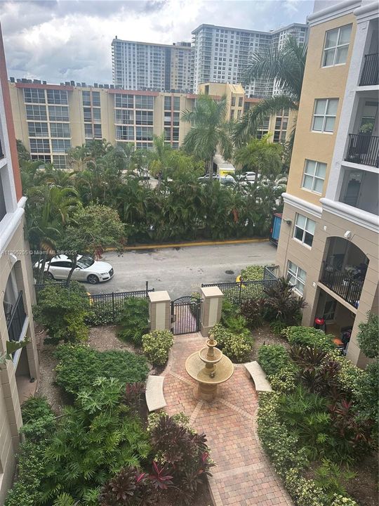For Sale: $349,000 (1 beds, 1 baths, 673 Square Feet)