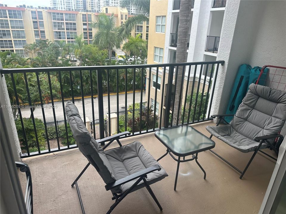 For Sale: $349,000 (1 beds, 1 baths, 673 Square Feet)