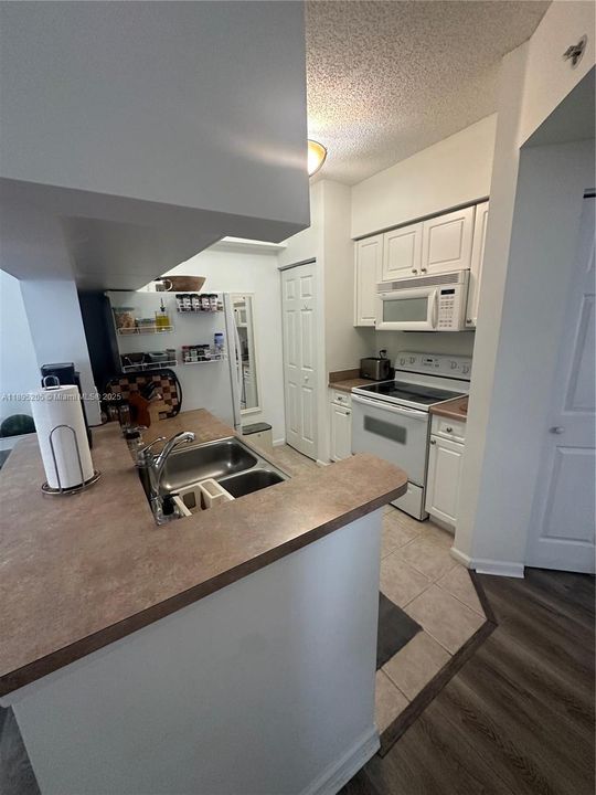 For Sale: $349,000 (1 beds, 1 baths, 673 Square Feet)