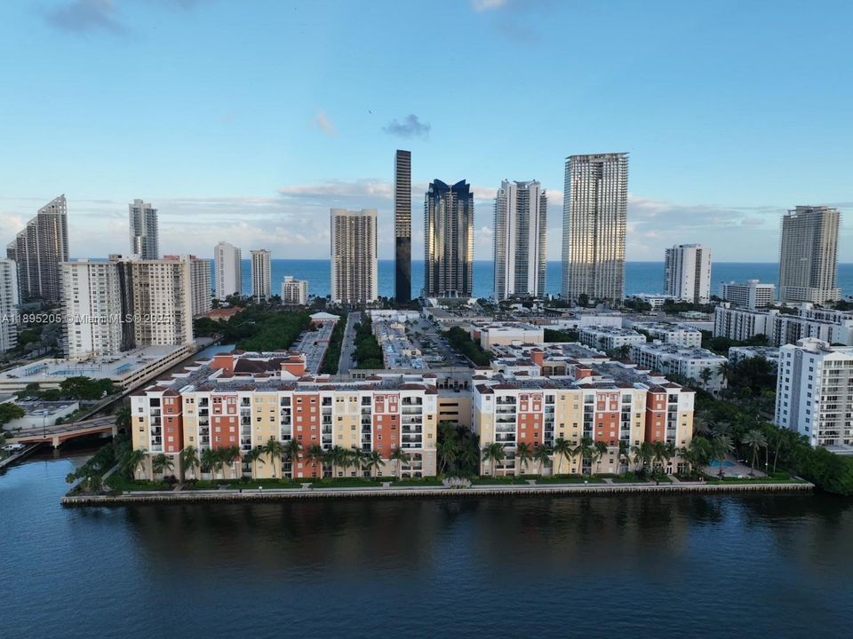 For Sale: $349,000 (1 beds, 1 baths, 673 Square Feet)