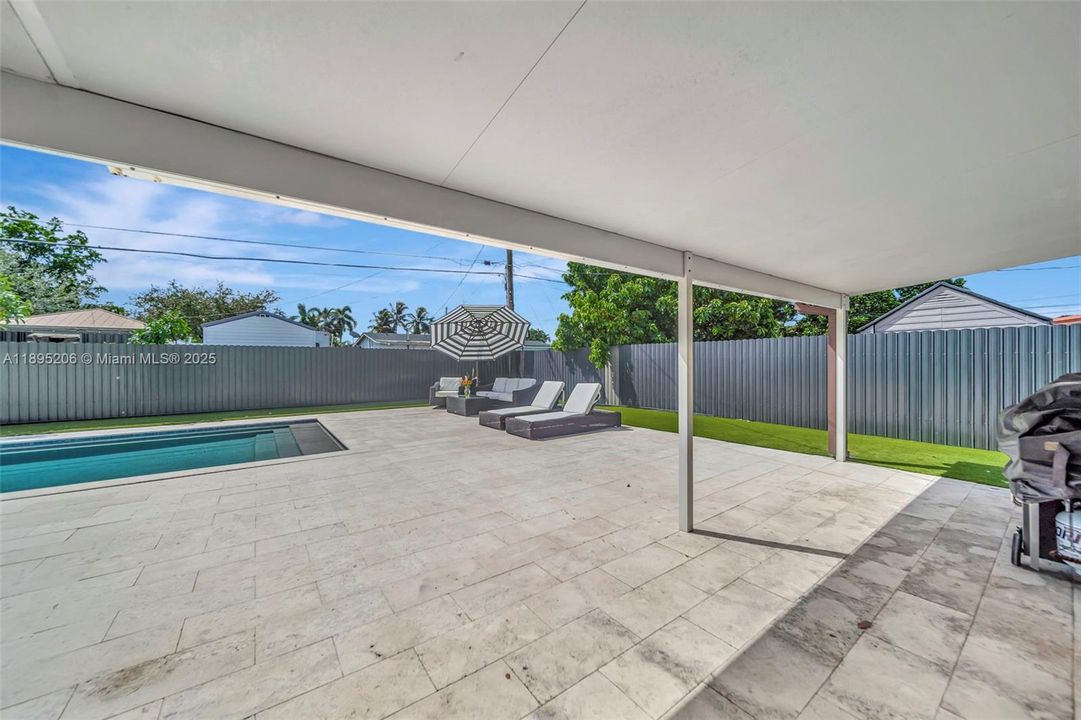 Activo con contrato: $725,000 (3 camas, 2 baños, 1323 Pies cuadrados)