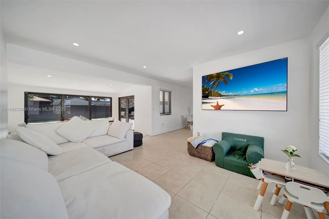 Activo con contrato: $725,000 (3 camas, 2 baños, 1323 Pies cuadrados)