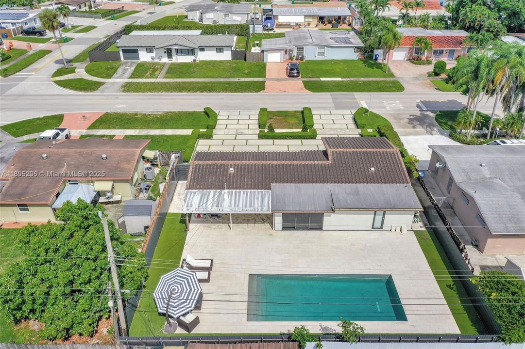 Activo con contrato: $725,000 (3 camas, 2 baños, 1323 Pies cuadrados)