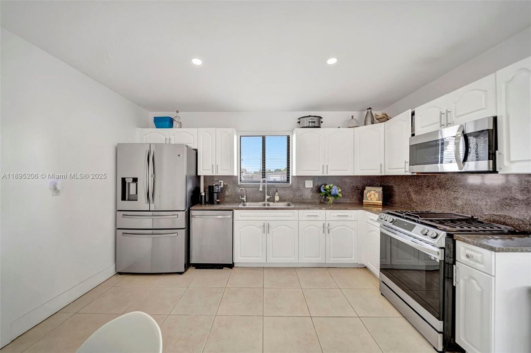 Activo con contrato: $725,000 (3 camas, 2 baños, 1323 Pies cuadrados)