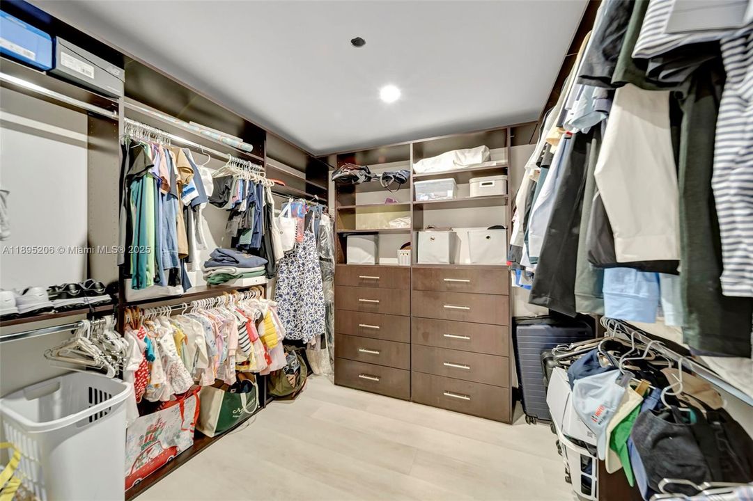 Activo con contrato: $725,000 (3 camas, 2 baños, 1323 Pies cuadrados)