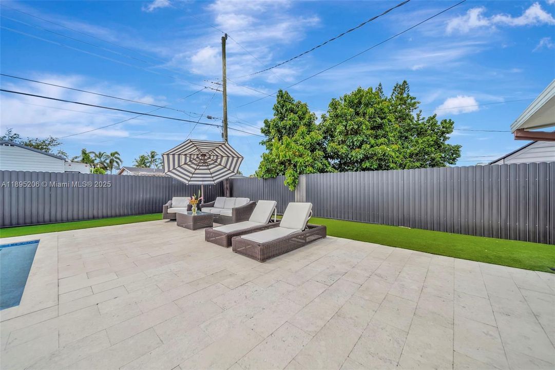 Activo con contrato: $725,000 (3 camas, 2 baños, 1323 Pies cuadrados)