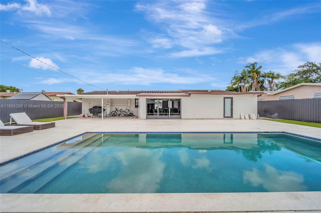 Activo con contrato: $725,000 (3 camas, 2 baños, 1323 Pies cuadrados)