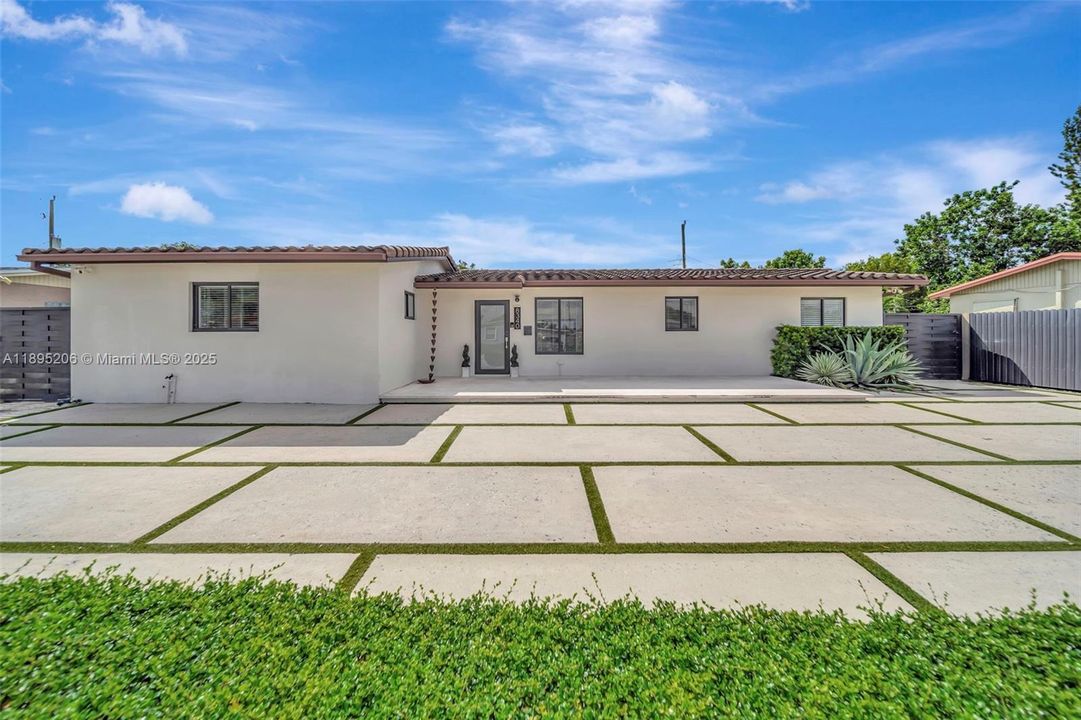 Activo con contrato: $725,000 (3 camas, 2 baños, 1323 Pies cuadrados)