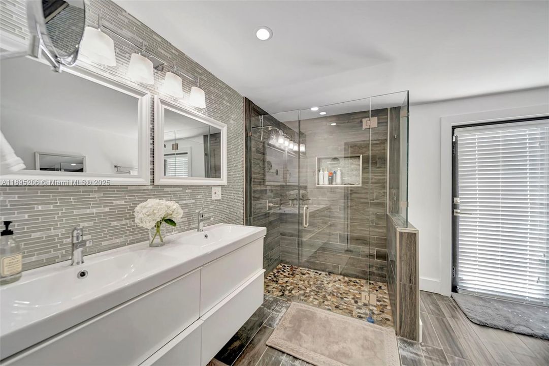 Activo con contrato: $725,000 (3 camas, 2 baños, 1323 Pies cuadrados)