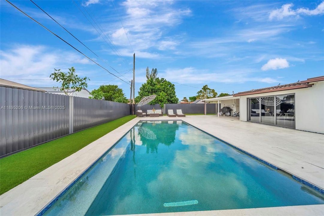 Activo con contrato: $725,000 (3 camas, 2 baños, 1323 Pies cuadrados)