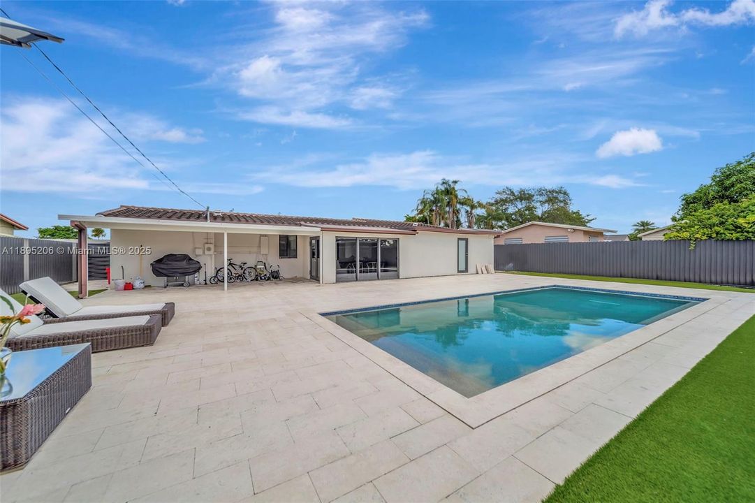 Activo con contrato: $725,000 (3 camas, 2 baños, 1323 Pies cuadrados)