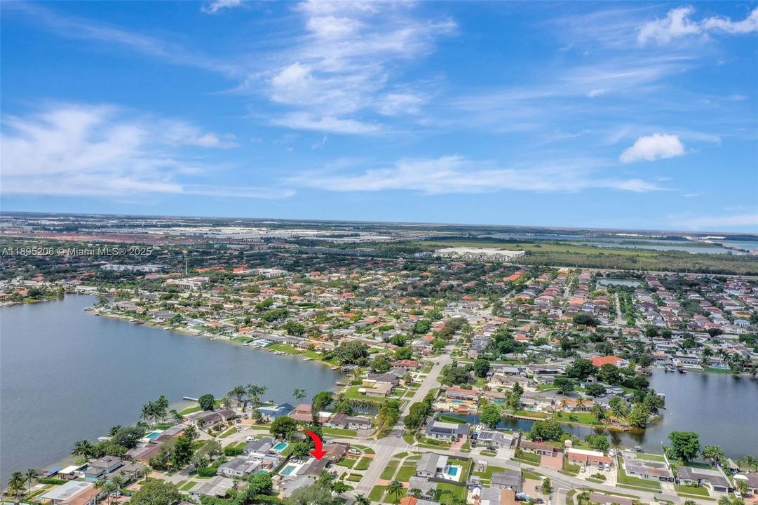 Activo con contrato: $725,000 (3 camas, 2 baños, 1323 Pies cuadrados)