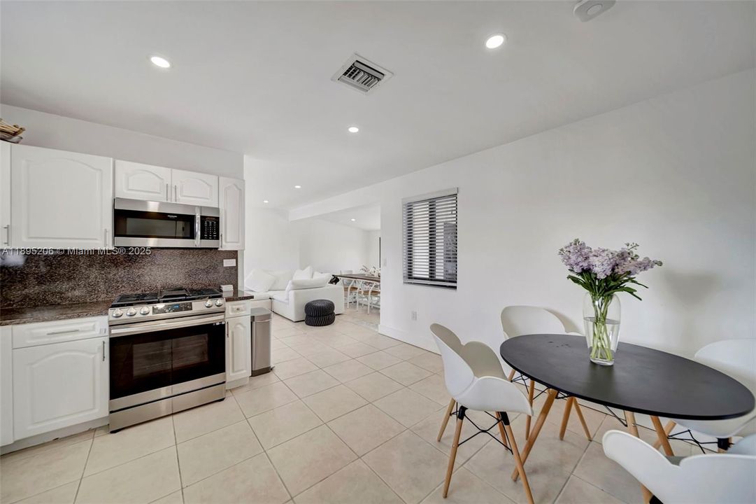 Activo con contrato: $725,000 (3 camas, 2 baños, 1323 Pies cuadrados)