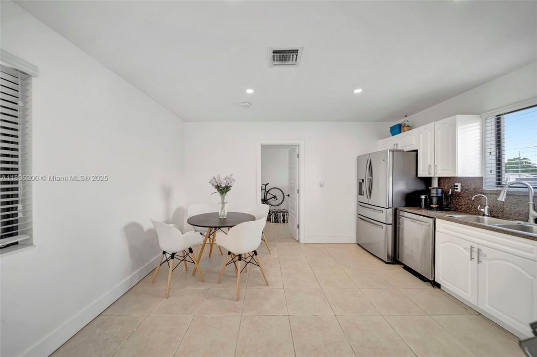 Activo con contrato: $725,000 (3 camas, 2 baños, 1323 Pies cuadrados)