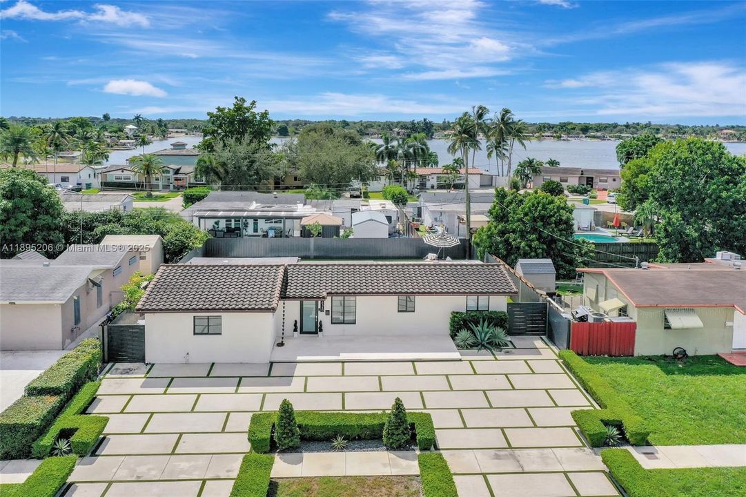 Activo con contrato: $725,000 (3 camas, 2 baños, 1323 Pies cuadrados)