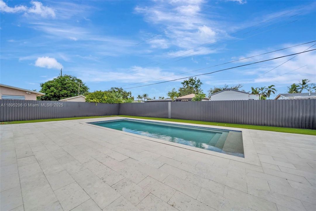 Activo con contrato: $725,000 (3 camas, 2 baños, 1323 Pies cuadrados)