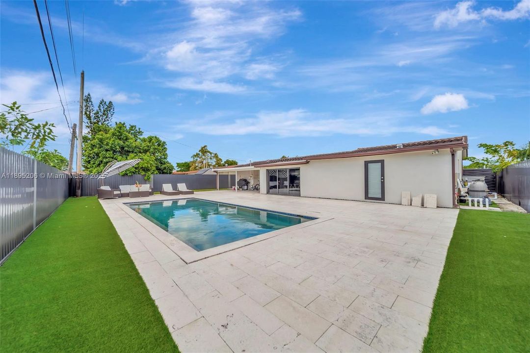 Activo con contrato: $725,000 (3 camas, 2 baños, 1323 Pies cuadrados)