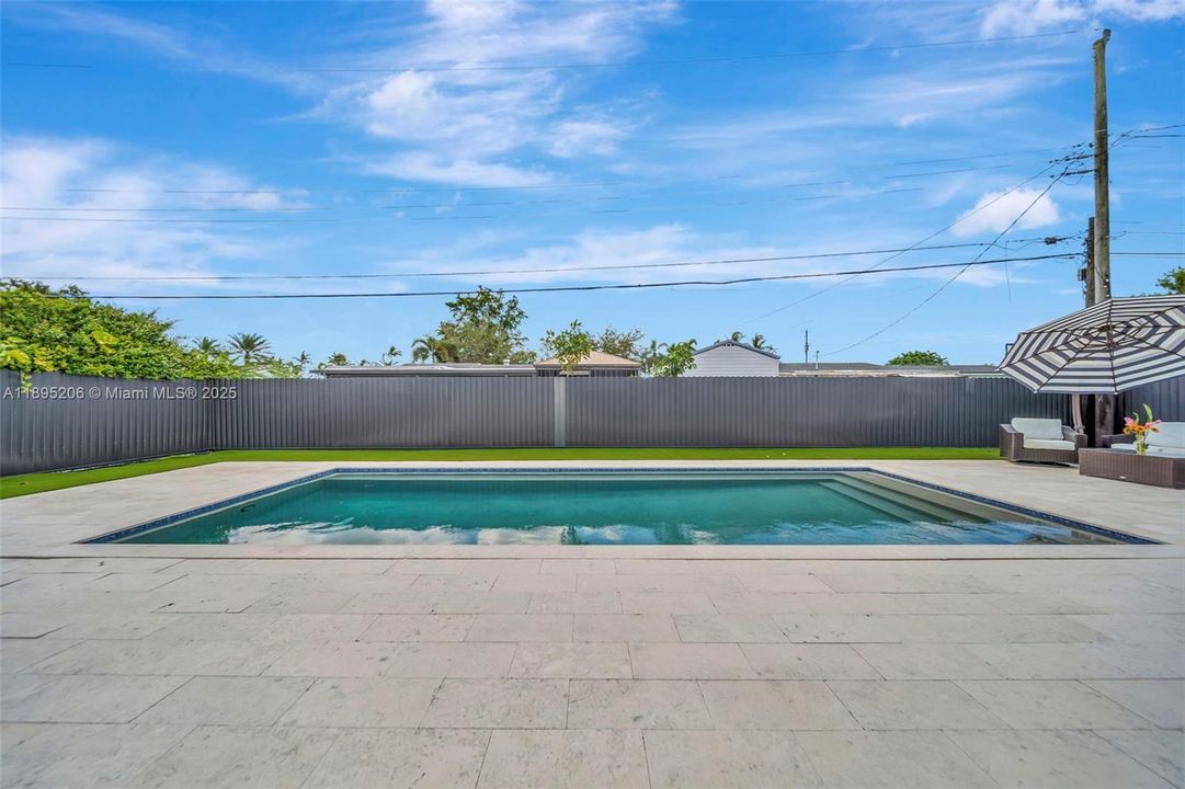 Activo con contrato: $725,000 (3 camas, 2 baños, 1323 Pies cuadrados)