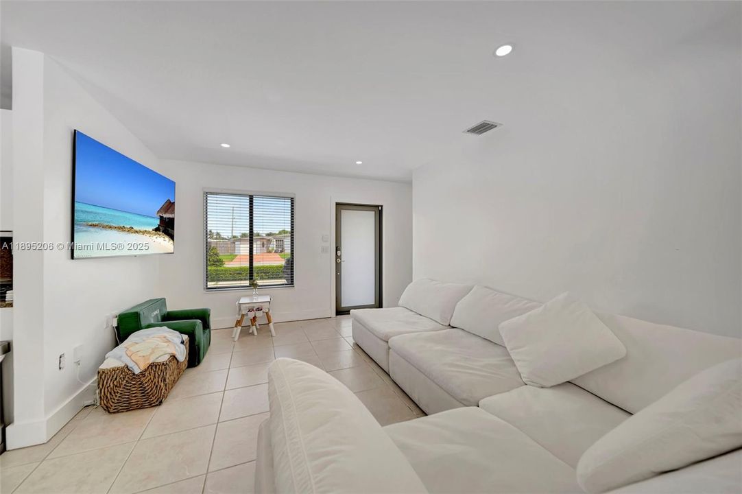 Activo con contrato: $725,000 (3 camas, 2 baños, 1323 Pies cuadrados)