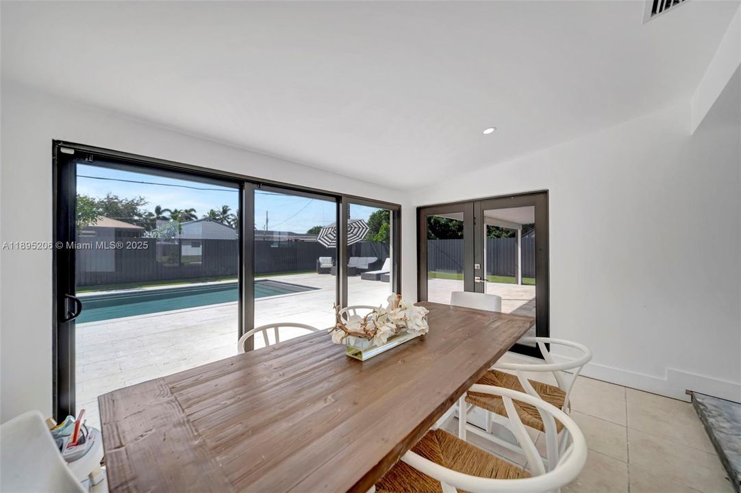 Activo con contrato: $725,000 (3 camas, 2 baños, 1323 Pies cuadrados)