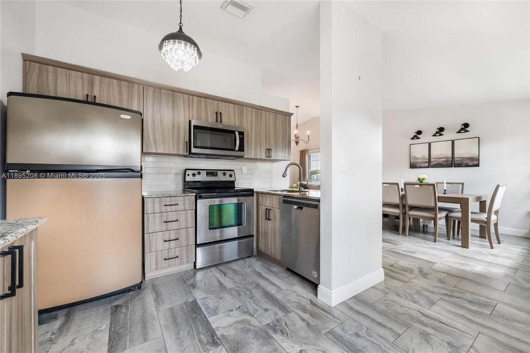 На продажу: $429,500 (2 спален, 2 ванн, 1168 Квадратных фут)