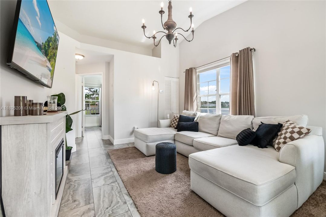 На продажу: $429,500 (2 спален, 2 ванн, 1168 Квадратных фут)