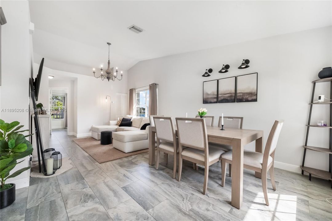 На продажу: $429,500 (2 спален, 2 ванн, 1168 Квадратных фут)