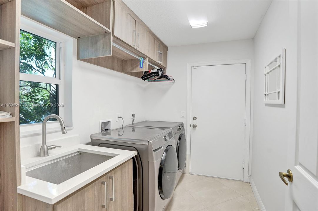 En Venta: $1,950,000 (5 camas, 3 baños, 3183 Pies cuadrados)