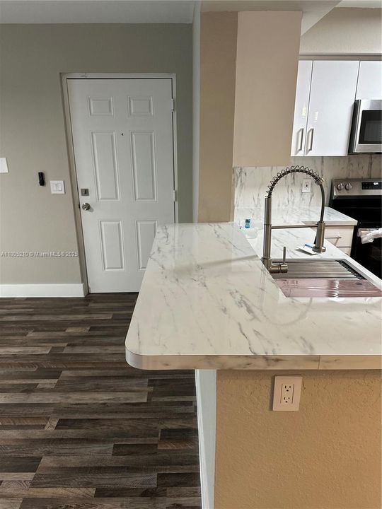 Под контрактом: $1,800 (1 спален, 1 ванн, 650 Квадратных фут)