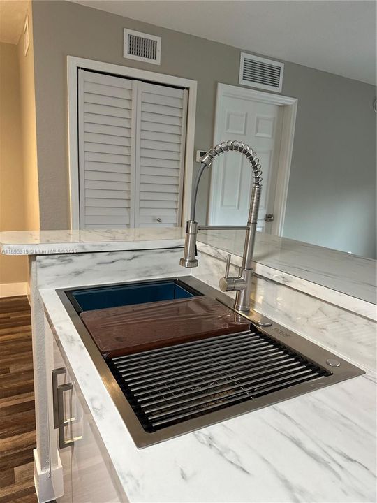 Под контрактом: $1,800 (1 спален, 1 ванн, 650 Квадратных фут)