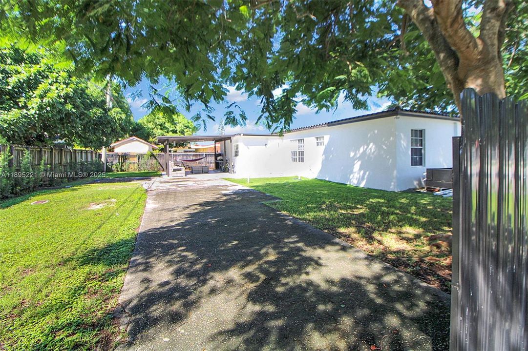 Active With Contract: $775,000 (4 beds, 3 baths, 1500 Square Feet)