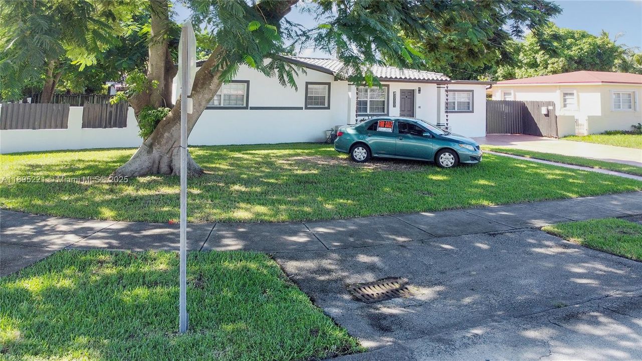 Active With Contract: $775,000 (4 beds, 3 baths, 1500 Square Feet)