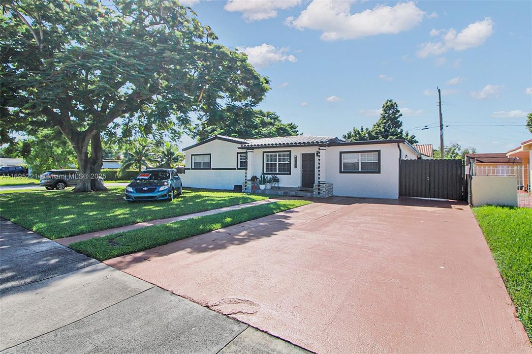 Active With Contract: $775,000 (4 beds, 3 baths, 1500 Square Feet)