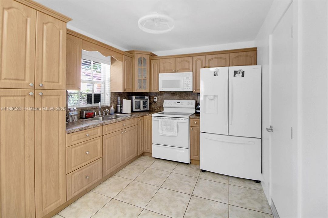 Active With Contract: $775,000 (4 beds, 3 baths, 1500 Square Feet)