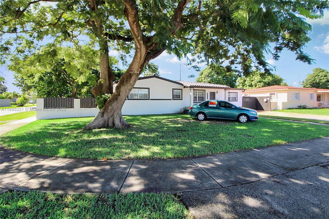 Active With Contract: $775,000 (4 beds, 3 baths, 1500 Square Feet)