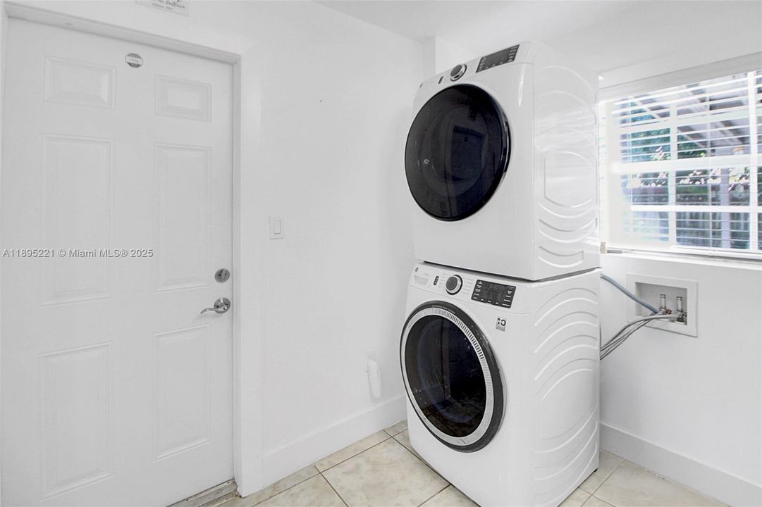 Active With Contract: $775,000 (4 beds, 3 baths, 1500 Square Feet)